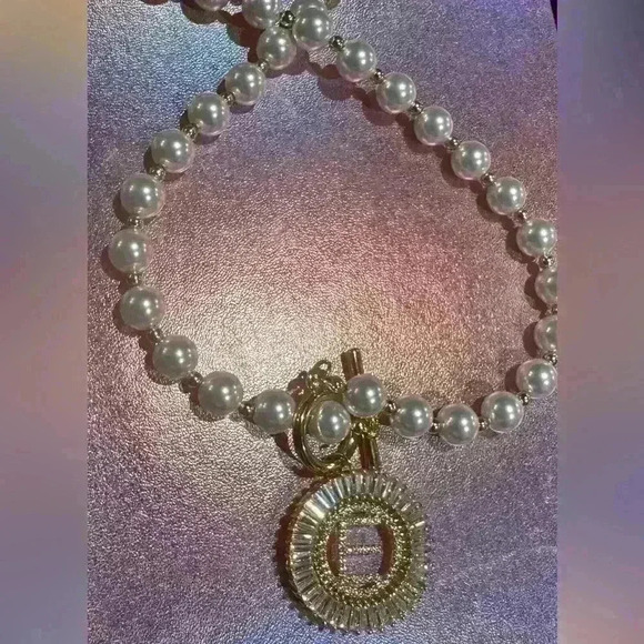 Sis Kiss Radiant Pearl “E” Initial Necklace - Picture 2 of 5